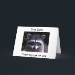 TWIN SISTER HAT MEIN HERZ / BESTE GEBURTSTAGSWEISH KARTE<br><div class="desc">DIESER RACOON IST SO BEREIT,  "IHREN ZWEI" GLÜCKLICHEN GEBURTSTAG IN DIESER SCHÖNEN UND LIEBENDEN ART ZU SAGEN!</div>