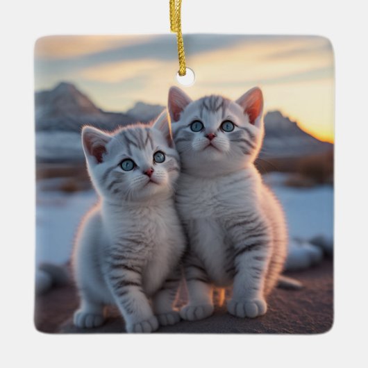 Twin Snowy Mountain Winter Kittens Keramikornament (Vorderseite)