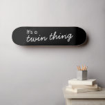 Twin Thing | Schwarz-Moderne Anpassung Skateboard<br><div class="desc">Einfaches,  stilvolles "It's a twin thing" maßgeschneidertes Design in moderner Typografie in minimalistischem Stil,  das leicht mit Ihrem eigenen Slogan oder Ihrer Botschaft personalisiert werden kann! Ein niedliches Design und ein perfektes Geschenk zum Feiern der besonderen Bindung zwischen Zwillingen!</div>