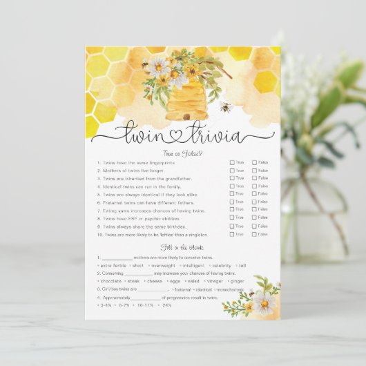 Twin Trivia Sweet as Can Bee Baby Shower Game Einladung (Stehend Vorderseite)
