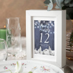 Twinkle Lichter Wunderland Schneeflocken Hochzeit Tischnummer<br><div class="desc">Rustikale Hochzeitsstiftung mit bearbeitbarem Text mit hängenden Lichtern,  weißen Schneeflocken und einer Berglandschaft auf dunkelblauem grauem Holzhintergrund. Ideal für Ihren Winter elegante rustikale Landschaft | Wunderland thematisierte Hochzeit.</div>