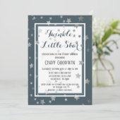 Twinkle Little Star Dusty Blue Boy Baby Dusche Einladung (Stehend Vorderseite)
