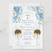Twins Dusty Blue Flowers Boys First Holy Communion Einladung (Vorderseite)