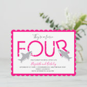 Twins Fierce Four Hot Pink Shark Birthday Einladung (Stehend Vorderseite)