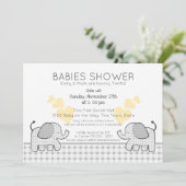 Twins Gray Gingham Baby Shower Einladung (Stehend Vorderseite)