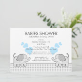 Twins Gray Gingham Blue Baby Shower Einladung (Stehend Vorderseite)