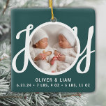 Twins Names Birth Stats Foto Green Keepake Keramikornament<br><div class="desc">Dieses niedliche Twins Names Birth Stats Weihnachtsschmuck ist mit dem Wort JOY in stilvollen Schriftzeichen Typografie auf einem grünen Hintergrund dekoriert. Einfach mit Ihrem Foto,  Ihren Namen und den Geburtsstatistiken Ihres Babys anpassbar.</div>