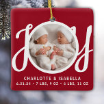 Twins Names Birth Stats Foto Red Keepake Keramikornament<br><div class="desc">Dieses niedliche Twins Names Birth Stats Weihnachtsschmuck ist mit dem Wort JOY in stilvoller Schrift Typografie auf einem roten Hintergrund dekoriert. Einfach mit Ihrem Foto,  Ihren Namen und den Geburtsstatistiken Ihres Babys anpassbar.</div>