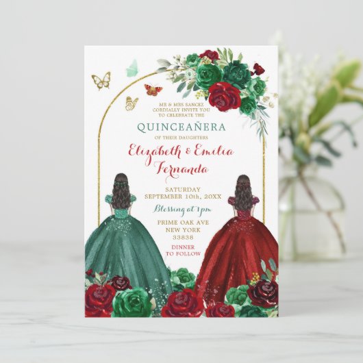 Twins Sisters Hunter Green Rote Rose Quinceañera Einladung (Stehend Vorderseite)