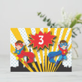 Twins Superheld zum Geburtstag Einladung (Stehend Vorderseite)