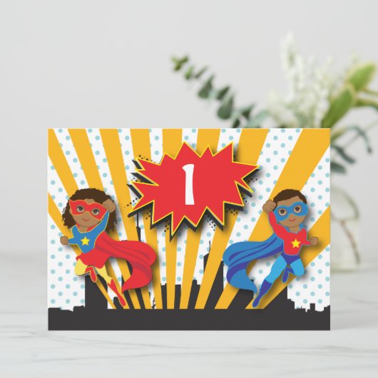 Twins Superhero Birthday Einladung (Stehend Vorderseite)