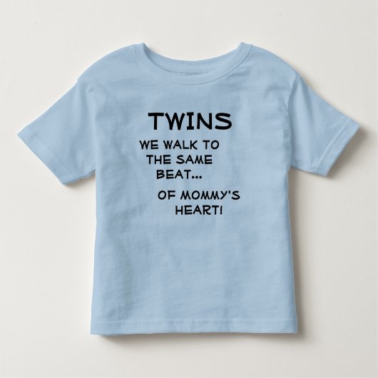 TWINS Wir gehen zum selben Beat... von Mommy's Her Kleinkind T-shirt (Vorderseite)