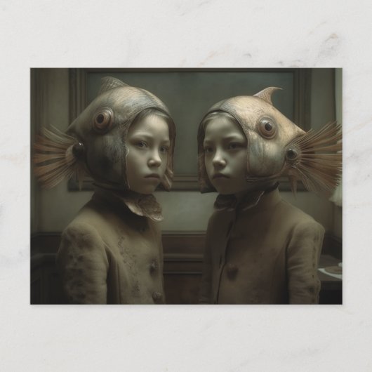Twins with Fish on Heads Horror Kunst Postkarte (Vorderseite)