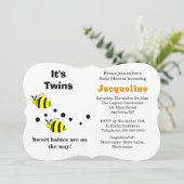 Twins Yellow Bee Baby Rattles Baby Shower  Einladung (Stehend Vorderseite)