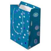 Twisty Polka Dot Spirals Blue Gift Bag Mittlere Geschenktüte (Rückseite Schrägansicht)