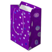 Twisty Polka Dot Spirals Purple Gift Bag Mittlere Geschenktüte (Rückseite Schrägansicht)