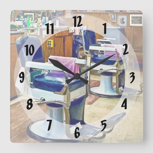 Two Barber Chairs With Pink Striped Barber Capes Quadratische Wanduhr (Vorderseite)