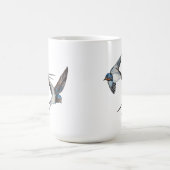Two Barn Swallows Flying High in the Blue Sky Kaffeetasse (Mittel)
