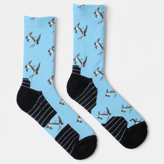 Two Barn Swallows Flying High-Performance Athletic Socken (Rechts)