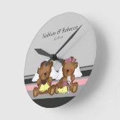 Two Bride Teddy Bears Runde Wanduhr (Winkel)