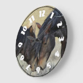 Two Brown Wild Horses Nuzzling Große Wanduhr (Winkel)