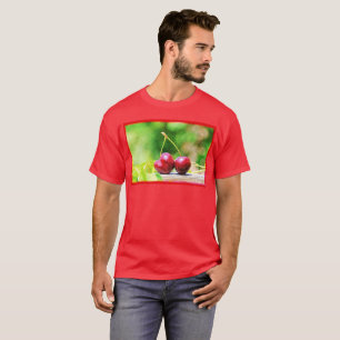 "Two Cherries Fruit" Niedliches Foto. Jetzt kaufen T-Shirt