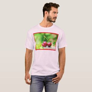 "Two Cherries Fruit" Niedliches Foto. Jetzt kaufen T-Shirt
