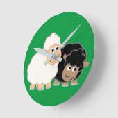 Two Cute Cartoon Sheep Runde Wanduhr (Winkel)