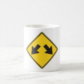 Two Downward Arrows Warning Road Sign Kaffeetasse (Mittel)