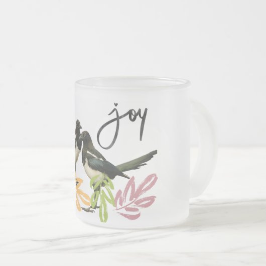 "Two for Joy" Zwei Magpies mit Blumenakzenten Mattglastasse (VorderseiteRechts)