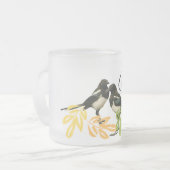 "Two for Joy" Zwei Magpies mit Blumenakzenten Mattglastasse (Vorderseite Links)