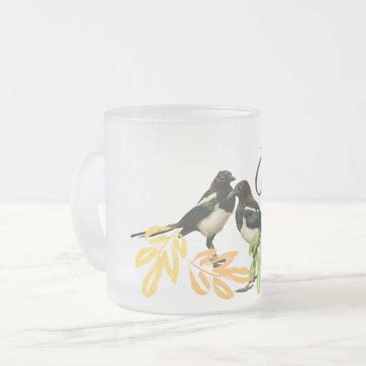 "Two for Joy" Zwei Magpies mit Blumenakzenten Mattglastasse (Vorderseite Links)