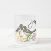 "Two for Joy" Zwei Magpies mit Blumenakzenten Mattglastasse (Mittel)