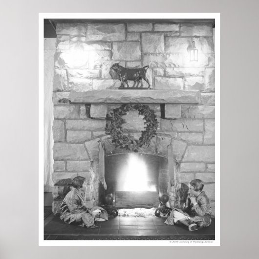 Two girls sitting by a fireplace at Christmas Poster (Vorne)