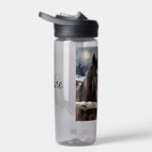 Two Horses on a Snowy Farm | Personalized Trinkflasche (Rechts)