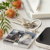 Two Horses on a Snowy Farm Under the Moon Schlüsselanhänger (Vorderseite rechts)