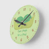 Two Peas in a Pod Twins Nursery Room Decor Runde Wanduhr (Winkel)