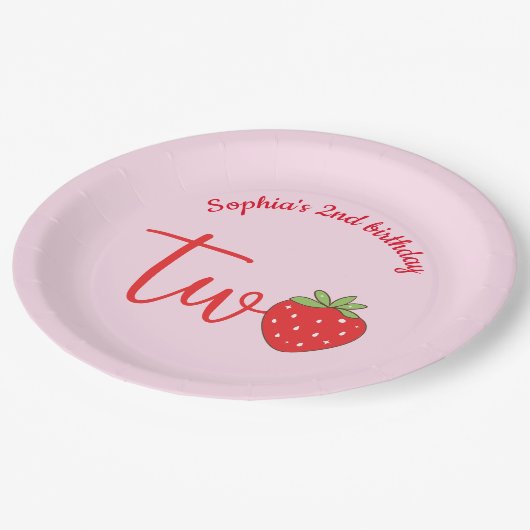 Two Strawberry Birthday Pink Pappteller (Schrägansicht)