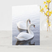 Two Swans Swimming on Tranquil Lake Karte (Gelbe Blume)
