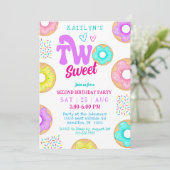 Two Sweet Sprinkle Doughnut Second Birthday Party Einladung (Stehend Vorderseite)
