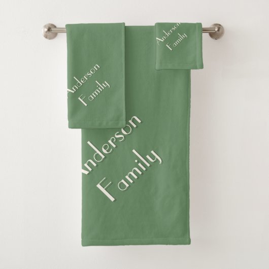 Two-Tone Pine Green Modern Custom Family Name Badhandtuch Set (Insitu)