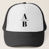 Two-Tone Trucker Hat Customizable Split Initial Truckerkappe (Vorderseite)