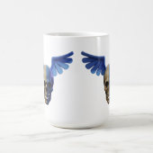 Two-Toned Skull with Blue Stylized Wings Kaffeetasse (Mittel)