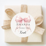 Tying the knot pink bow pearls Bridal Shower Runder Aufkleber<br><div class="desc">Elevate your celebration with these chic bridal shower stickers. The design showcases a high-fidelity blush pink bow intertwined with delicate pearl strands for a luxury finish. These labels are perfect for sealing bachelorette party invitation envelopes or adding to guest favor bags.</div>
