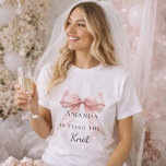 Tying the knot rosa Schleife Perlen Junggesellinne T-Shirt<br><div class="desc">Verleihen Sie Ihren Hochzeitsfeierlichkeiten mit dieser anspruchsvollen Coquette-Themen-Party-Kollektion einen besonderen Rahmen. Jedes Stück zeigt eine hochwertige rosa Schleife,  gepaart mit zarten Perlenakzenten und zeitloser Typografie. Dieses Set ist perfekt für die moderne Braut,  die einen einheitlichen Look für ihren Junggesellinnenabschied und die Brautparty möchte.</div>