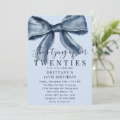 Tying Up My 20s Blue Coquette Bow 30th Birthday Einladung (Stehend Vorderseite)