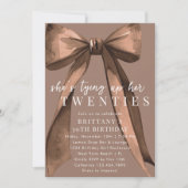 Tying Up My 20s Brown Coquette Bow 30th Birthday Einladung (Vorderseite)