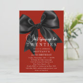 Tying Up My 20s Deep Red Black Bow 30th Birthday Einladung (Stehend Vorderseite)