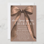 Tying Up My 30s Brown Coquette Bow 40th Birthday Einladung (Vorderseite)