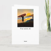 Typ am Strand mit Surfboard bei Sonnenuntergang Karte (Rückseite)